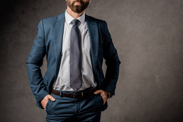 Рубашка, брюки, пиджак и галстук в сочетании с аксессуарами. Формальная одежда.